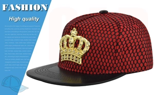 Detail der rot-schwarzen Mesh Hip-Hop Cap mit goldener Strass-Krone und Lederschirm