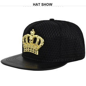 Detailansicht der schwarzen Snapback-Mütze mit goldener Strasskrone auf dem Visier