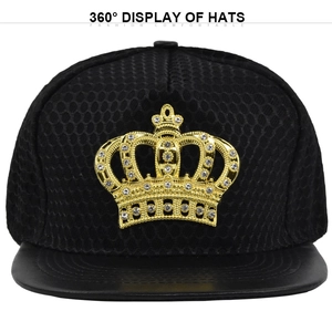 Detail einer Hip-Hop-Baseballkappe mit goldener 3D-Krone und weißen Kristallsteinen
