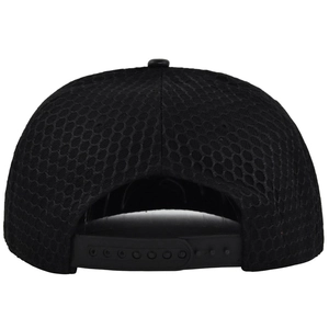 Detailansicht der schwarzen Snapback Trucker Cap mit atmungsaktivem Mesh und Plastikverschluss