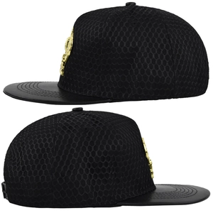 Seitenansicht der schwarzen Hip-Hop-Kappe mit atmungsaktivem Mesh und goldenem Logo