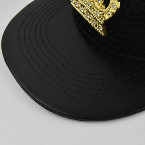 Detail der Hip-Hop-Kappe mit Lederschirm und goldenem Kronen-Abzeichen mit Strasssteinen
