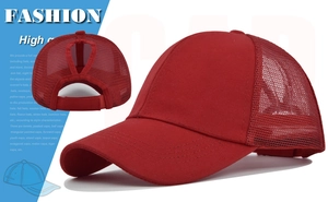 Détail de la casquette rouge pour queue de cheval avec maille et ouverture arrière pratique