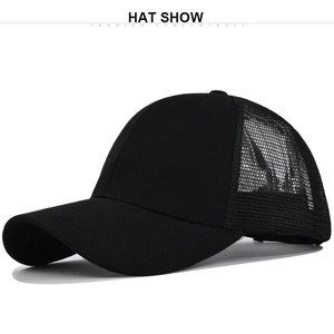 Détail du panneau en maille noire respirante de cette casquette de baseball femme