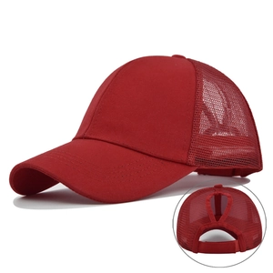 Détail de la casquette rouge avec maille respirante et ouverture pour queue de cheval