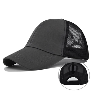 Détail de l'ouverture pour queue-de-cheval et du filet respirant de la casquette