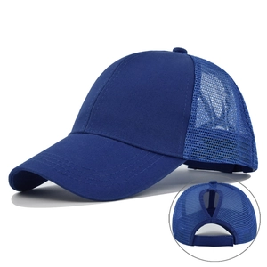 Détail de la casquette de baseball marine avec ouverture pour queue de cheval et filet