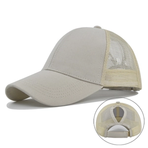 Gros plan sur l'ouverture pour queue de cheval et le filet de la casquette beige