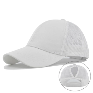 Détail d'une casquette blanche pour queue de cheval en maille respirante et fermeture velcro