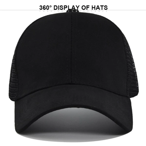 Vue de face casquette baseball queue de cheval noire avec maille respirante