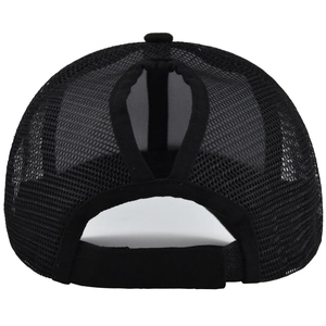 Détail de l'arrière de la casquette queue de cheval noire avec mesh et sangle velcro