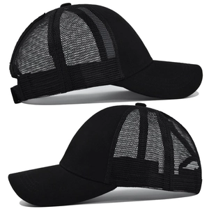 Vue latérale de la casquette de baseball noire avec filet respirant pour queue de cheval
