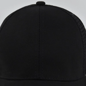 Vue détaillée du filet respirant noir et du tissu en coton de la casquette queue de cheval