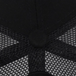 Détail macro du mesh noir respirant et du tissu en sergé sur le dessus de la casquette