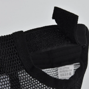 Détail de la casquette de baseball en mesh noir avec fermeture velcro et textile en coton