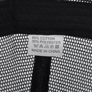Vue détaillée de l'étiquette de lavage à l'intérieur d'une casquette de baseball noire