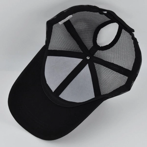 Détail de la casquette de baseball en mesh avec trou pour queue de cheval haute et structure