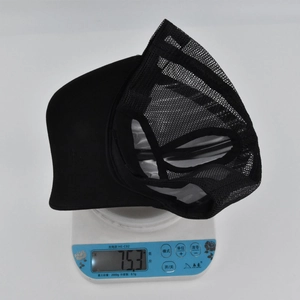 Vue détaillée d'une casquette queue de cheval noire pesant 75,3 g sur une balance