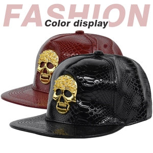 Cappello snapback hip hop in similpelle lucida con teschio dorato decorato con strass brillanti