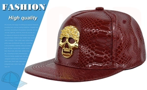 Dettaglio della texture coccodrillo rossa ed emblema teschio dorato con strass