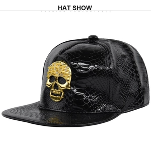 Dettaglio cappello baseball nero texture coccodrillo con placca teschio in metallo