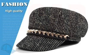 Détail de la casquette gavroche en tweed avec fils dorés et chaîne métallique chic