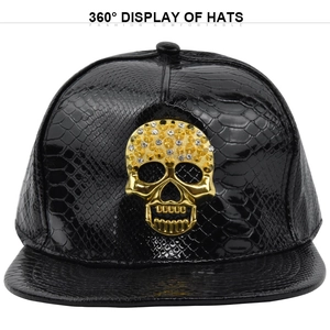Dettaglio cappello baseball in finta pelle coccodrillo con teschio 3D dorato e strass