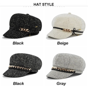 Vue détaillée des casquettes gavroche en tweed avec chaîne en métal et nœud ruban