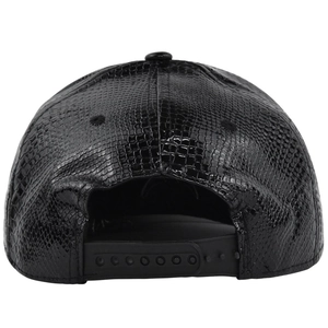 Vista posteriore cappellino snapback nero effetto pelle di serpente con cinturino regolabile
