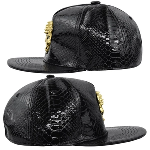 Dettaglio dello snapback in ecopelle coccodrillo nera con borchie dorate e metallo