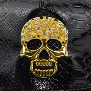 Cappello hip hop con teschio dorato in strass e trama in pelle di serpente nera