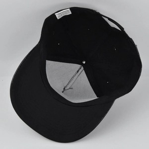 Vista interna del cappello snapback nero con etichetta 100% acrilico e cinturino regolabile