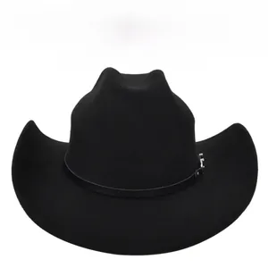 Dettaglio di un cappello da cowboy nero in feltro con cinturino in pelle e fibbia argento