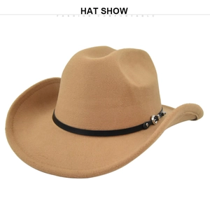 Dettaglio cappello cowboy in feltro kaki con cinturino in pelle nera e fibbia argento