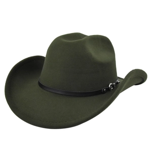 Dettaglio cappello in lana verde scuro con sottile cinturino in pelle nera e fibbia metallica