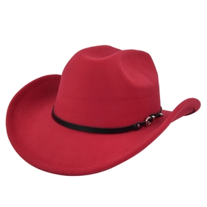 Dettaglio cappello cowboy in feltro rosso con cinturino in pelle nera e fibbia d'argento