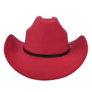 Vista dettagliata della trama in feltro del cappello da cowboy rosso con fibbia