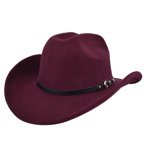 Dettaglio cappello cowboy bordeaux in feltro con cinturino in pelle e fibbia argentata