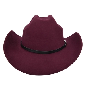 Dettaglio cappello in lana bordeaux con fascia in pelle nera e fibbia in metallo argentato