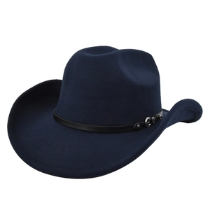 Dettaglio del cappello cowboy blu scuro con cinturino in pelle e fibbia in metallo argento