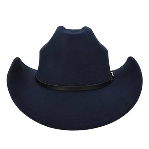 Dettaglio cappello cowboy in feltro blu scuro con tesa larga e cinturino in pelle nera