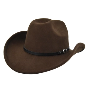 Dettaglio cappello cowboy in feltro marrone con tesa larga e fibbia in argento inciso