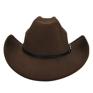 Dettaglio del cappello da cowboy in feltro marrone scuro con fascia in pelle nera e fibbia