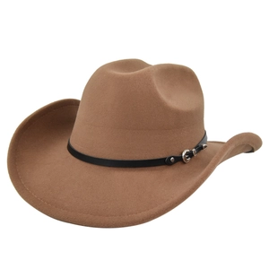 Dettaglio di cappello da cowboy marrone in feltro con cinturino in pelle e fibbia argento