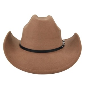 Dettaglio del cappello da cowboy in feltro color cammello con fascia in pelle e fibbie