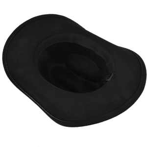 Vista dettagliata dell'interno di un cappello da cowboy in feltro nero con cuciture e etichetta