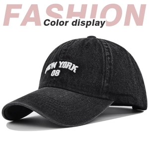 Détail de la broderie 3D NEW YORK 08 sur casquette de baseball en jean noir délavé