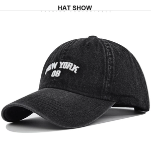 Détail de la broderie 3D New York 08 sur casquette de baseball en jean gris foncé à visière