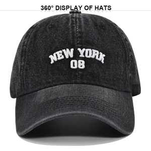 Détail de la casquette de baseball en jean noir avec broderie 3D blanche New York