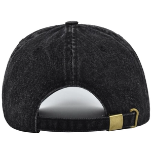 Détail d'une casquette de baseball en denim délavé avec finition vintage et boucle métal